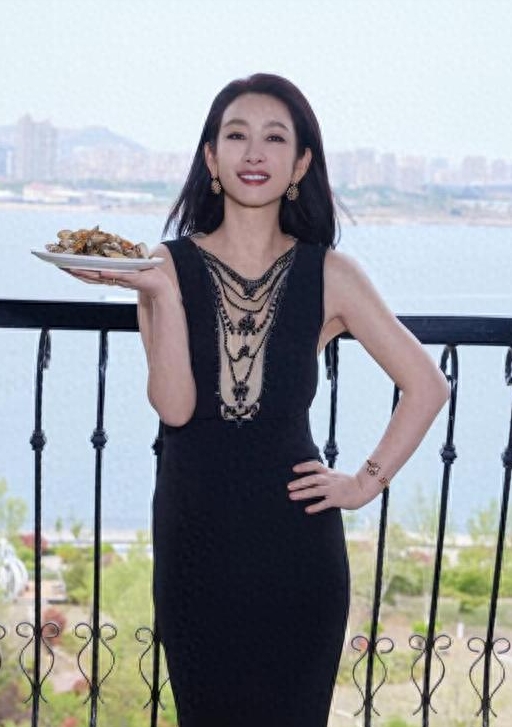 秦海璐这招同色系穿搭，凭啥让人看不够？